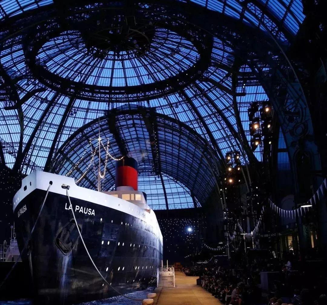 颠覆传统设计的时装秀,让你惊艳的时装秀场布置