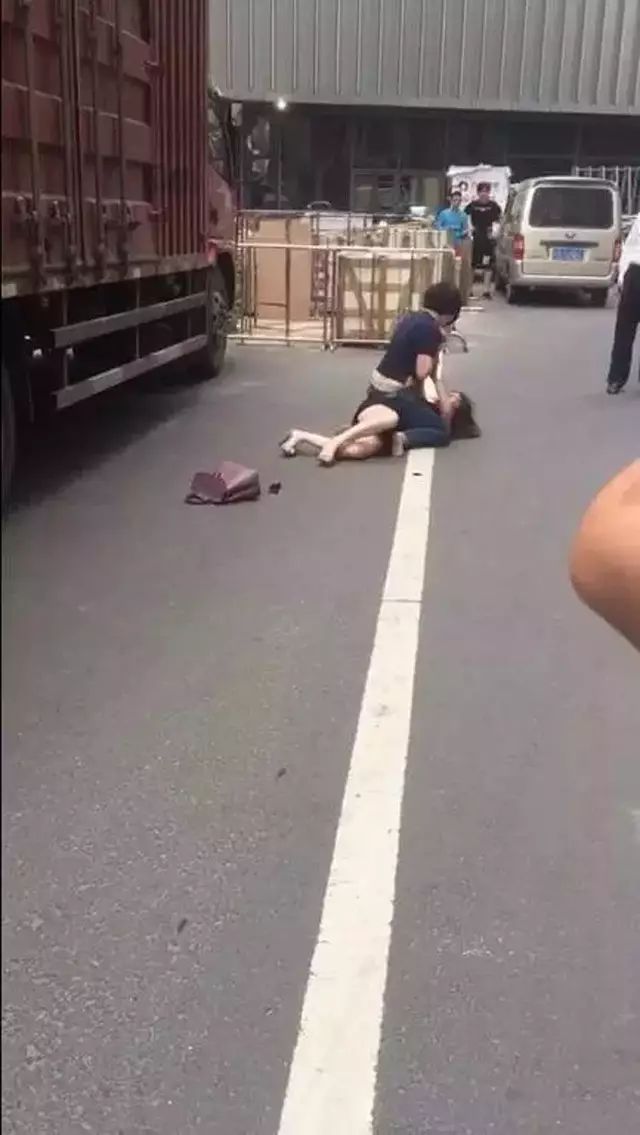 原配当众扒光“小三”衣服，构成何罪！