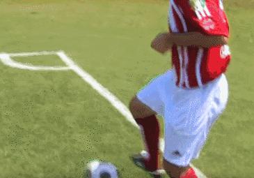 足球停球的十种技巧,足球停球方法和技巧