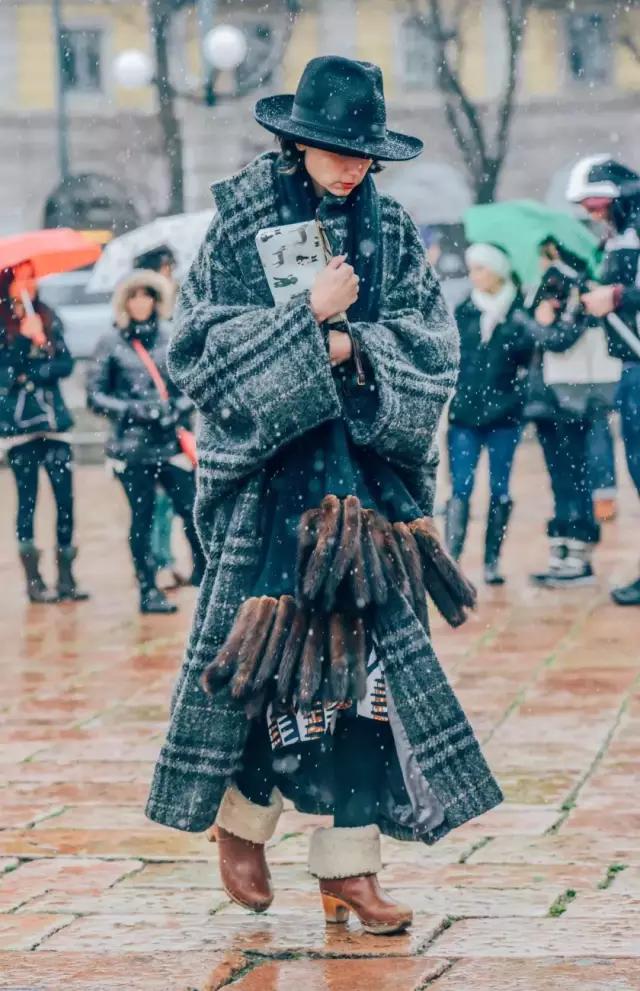 冬季围巾简单又好看的系法,冬季围巾戴头上保暖的系法