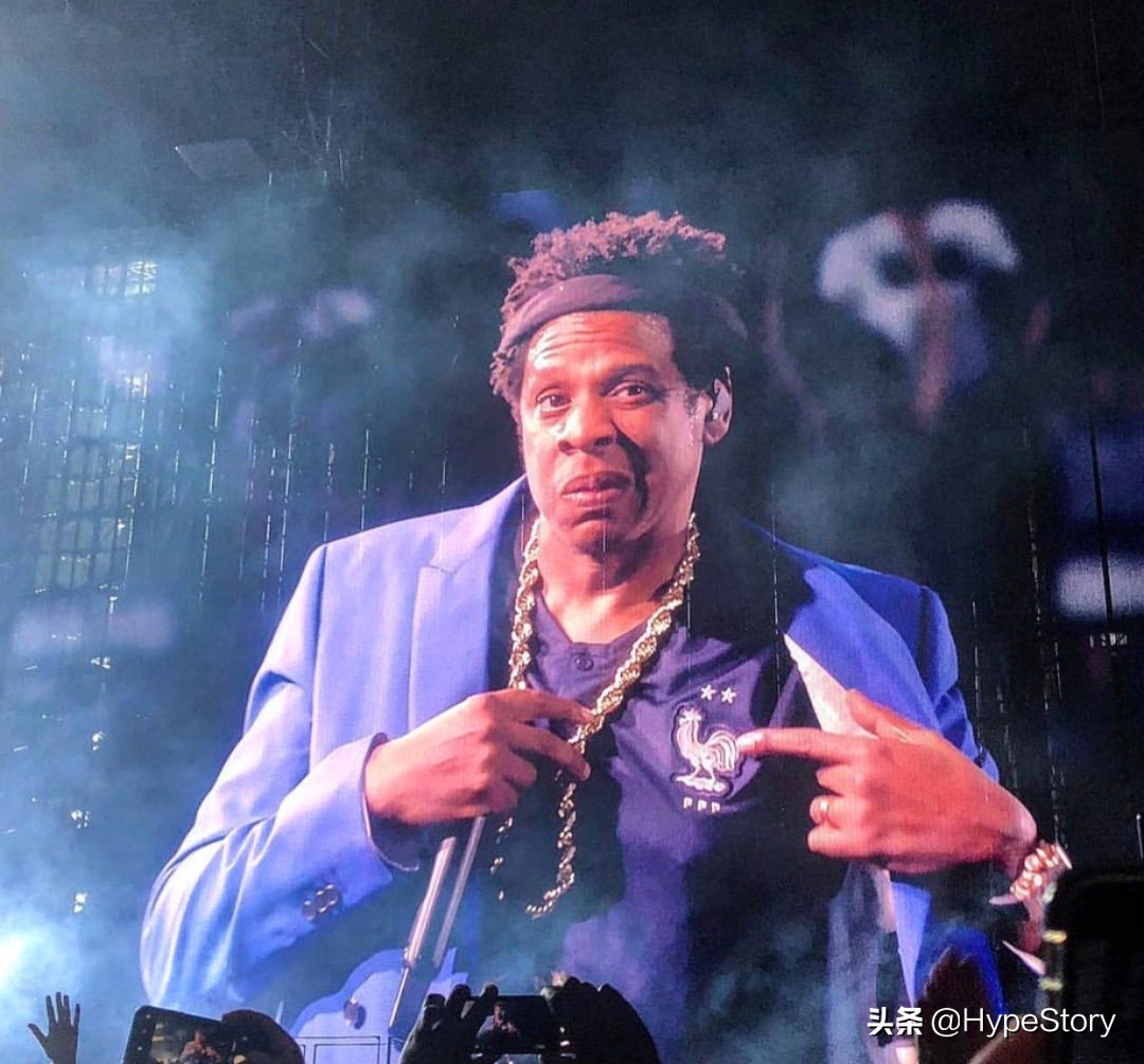 蕾哈娜足球,蕾哈娜在球场