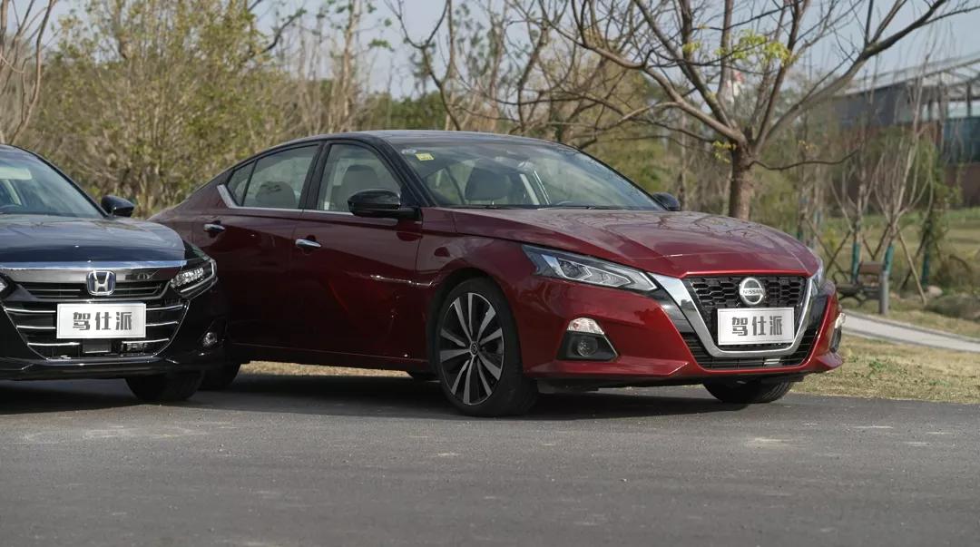 雅阁1.5t和天籁2.0t对比测评,21款天籁对比新款雅阁