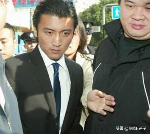 请回答2002:港圈老中青三代齐塌房,这是什么玄学?