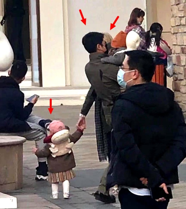 撒贝宁一家四口双胞胎,撒贝宁龙凤胎首曝光