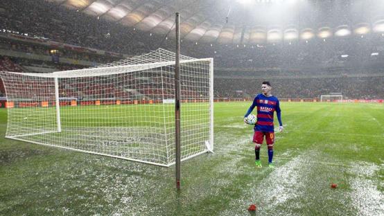 下雨天踢足球是一种浪漫,下雨天踢足球更好