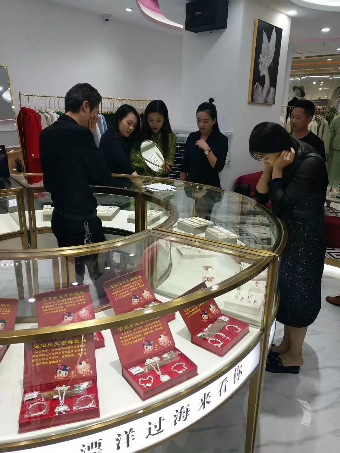 走在时代前沿：美色国际女装与福生记强强合作，开拓未来