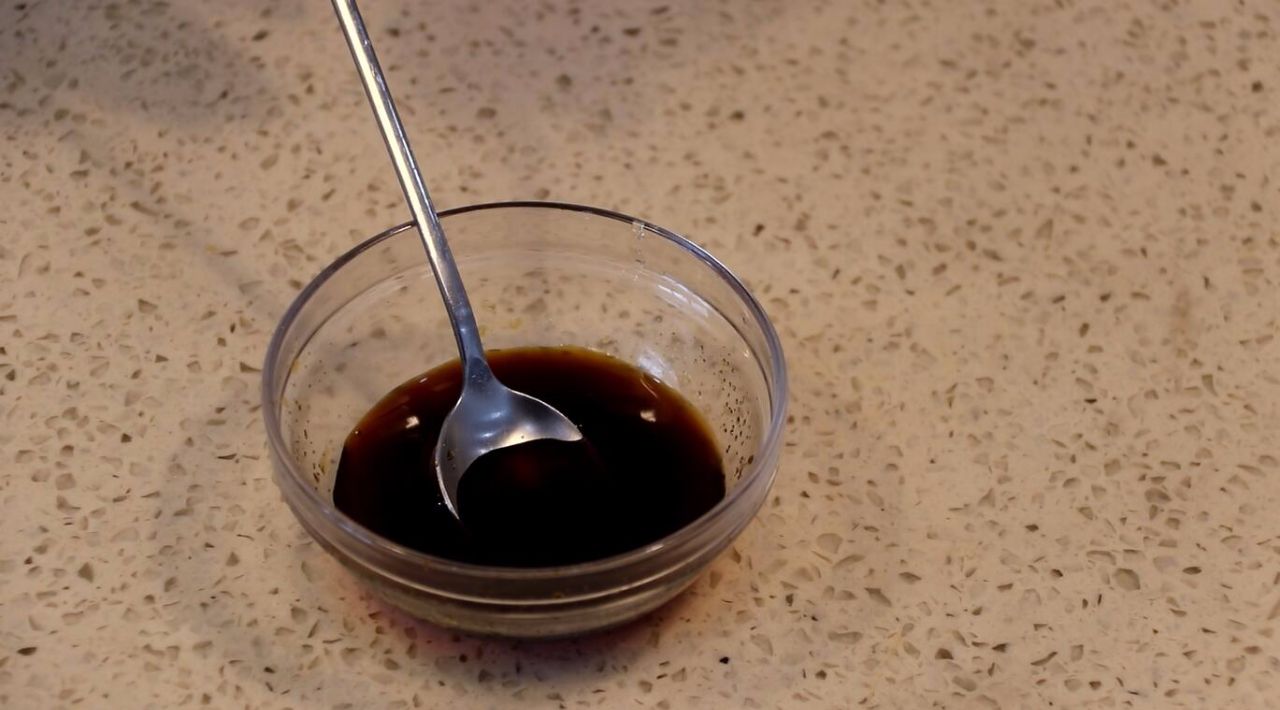 油炸小河虾又是一道美味的下酒菜,上海正宗油爆小河虾的酱汁怎么调