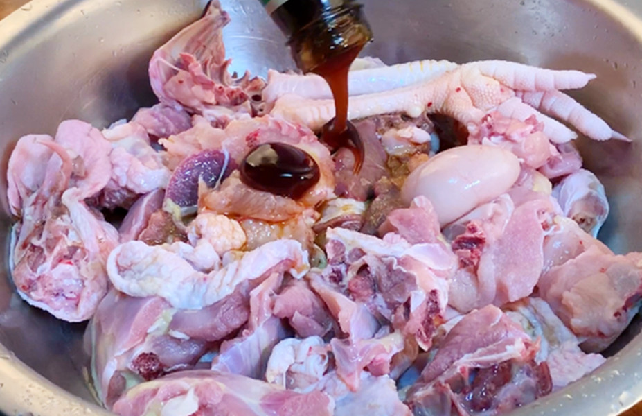 炖鸡时先焯水还是直接炖都不对,炖鸡汤时有人焯水