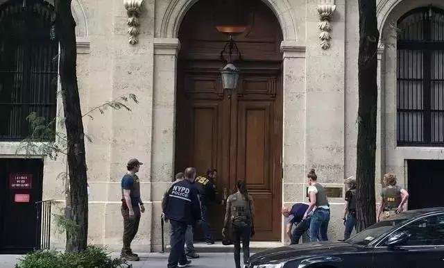 美国富豪“淫媒”死亡，“*奴性**岛”牵涉多少政要权贵？