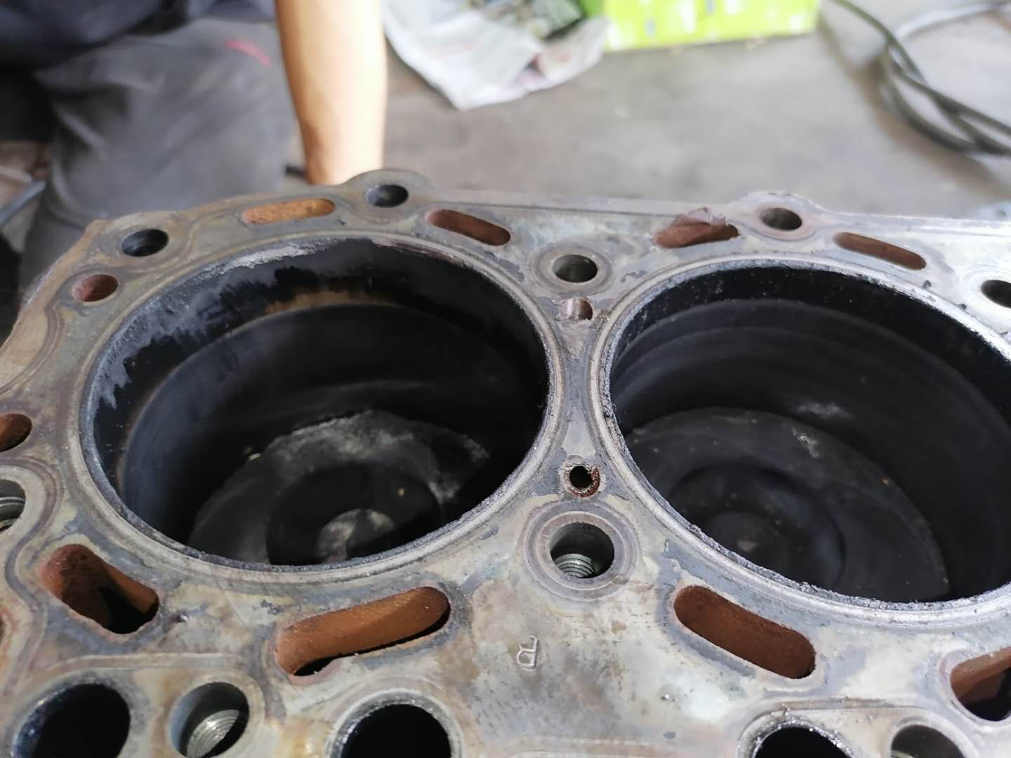 才跑4万公里货车烧机油怎么回事,发动机烧机油活塞发黑