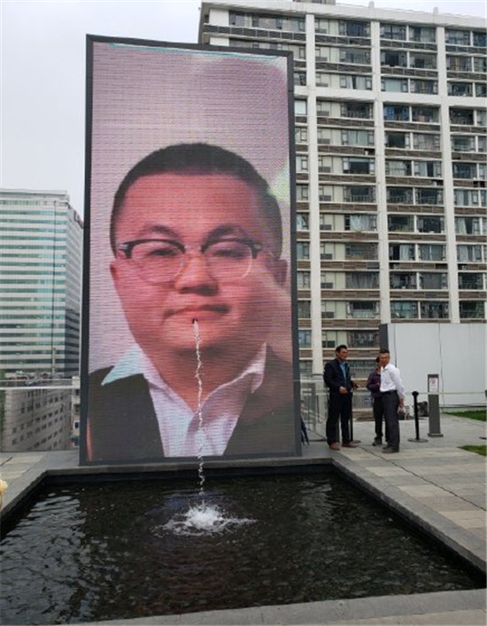 刘波鼻孔也被喷泉了？长沙广场屏幕恶搞药水哥，网友：快来保护他