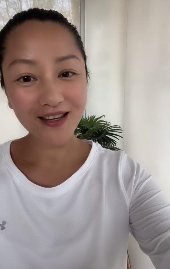 瞿颖真是太会保养了，48岁的年纪皮肤状态似少女，谁看了不羡慕