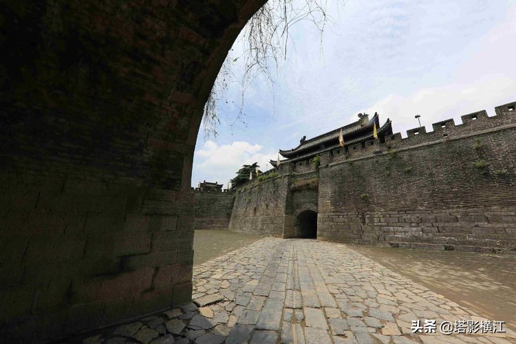 月是故乡明向我们展现了什么,月是故乡明游子思完整版