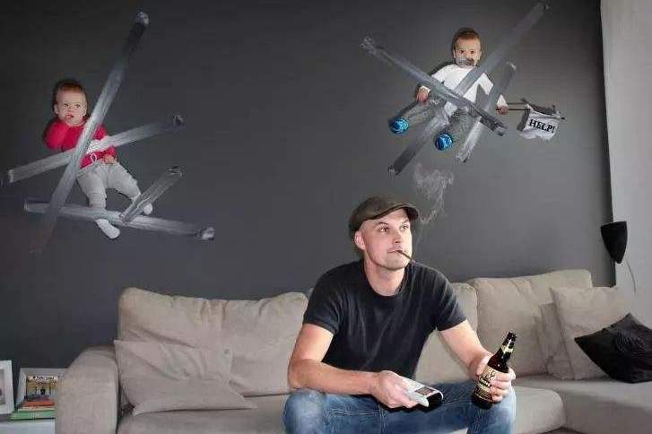 宝爸带娃，致宝妈毕业证被涂画，该吊打宝爸，还是父子跪搓衣板？