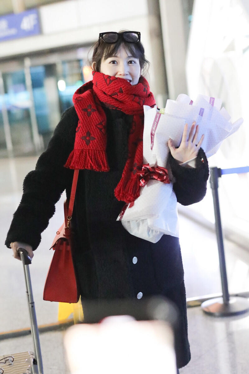 马蓉lv,马蓉现身机场穿的黑大衣红围巾