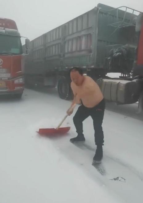 谢广坤冬天在雪地撒欢,谢广坤穿短袖雪地上卖酸菜