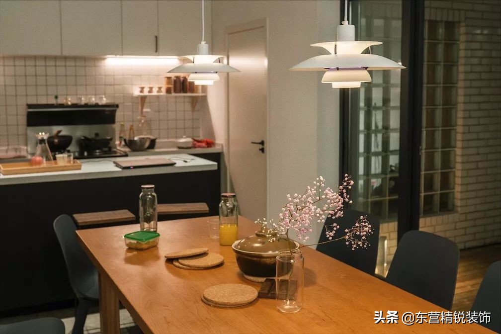 餐厨一体设计让空间显得很宽敞,餐厨客厅一体设计效果图