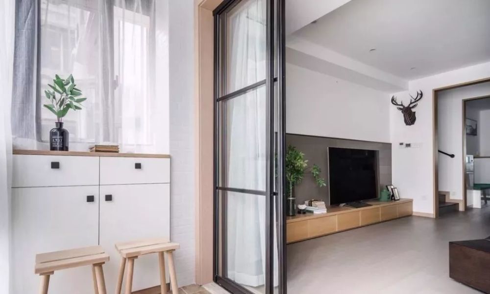 阳台隔断折叠门好还是拉门好,阳台断桥铝门窗用推拉好还是平开