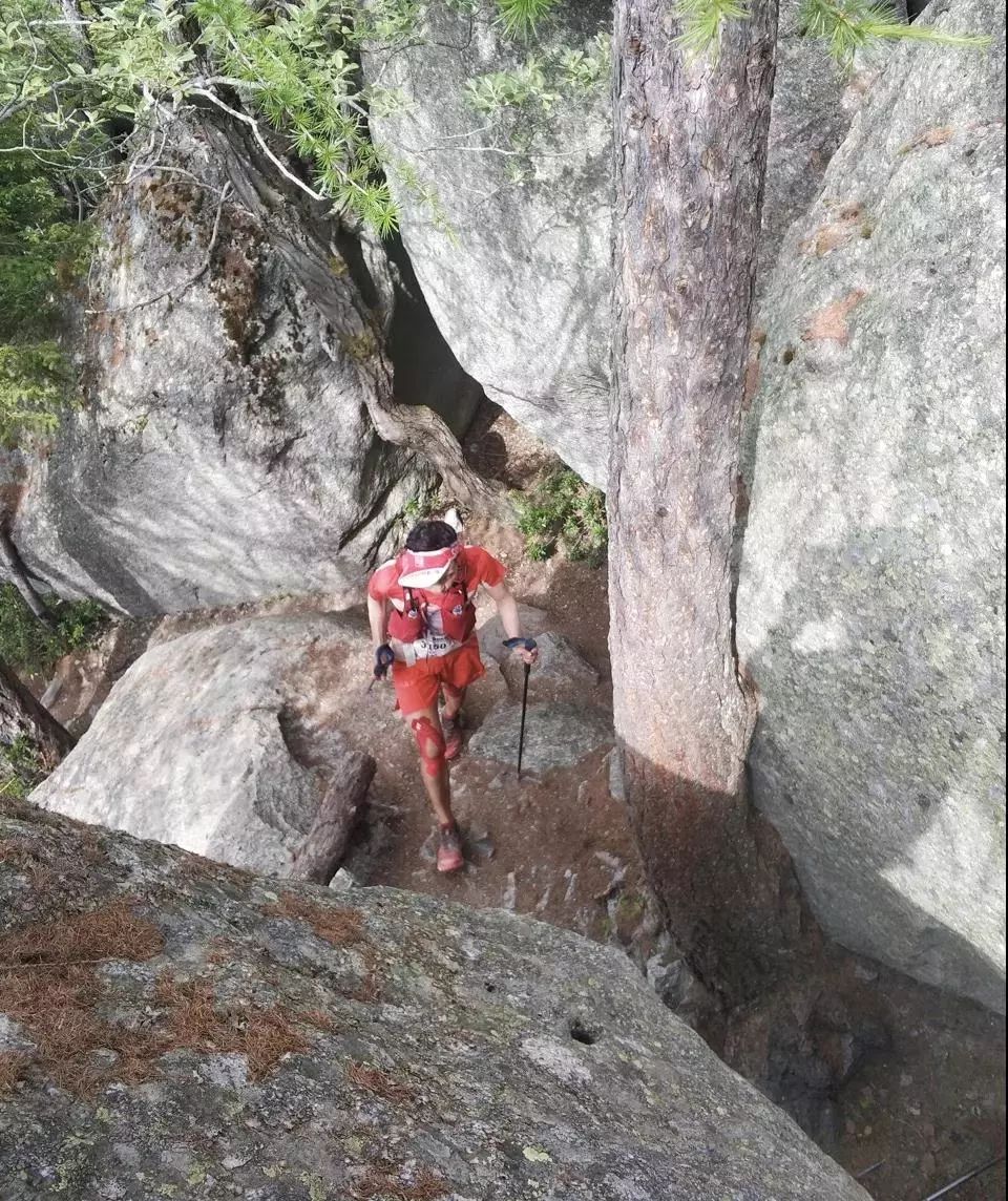 人物|踢着足球跑完首马！他说：做荒唐事才是正经事