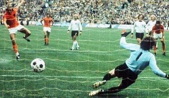 足球各球衣号对应的最佳的球员,最有意义的足球球衣号