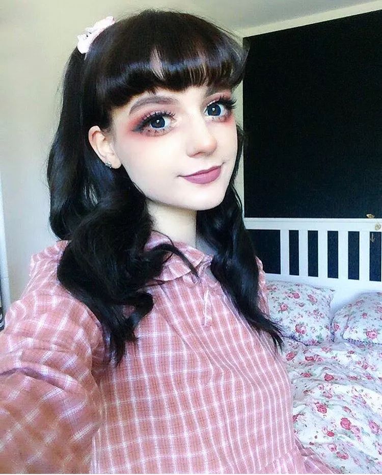 女孩酷似迪丽热巴！还是个日本JK制服爱好者