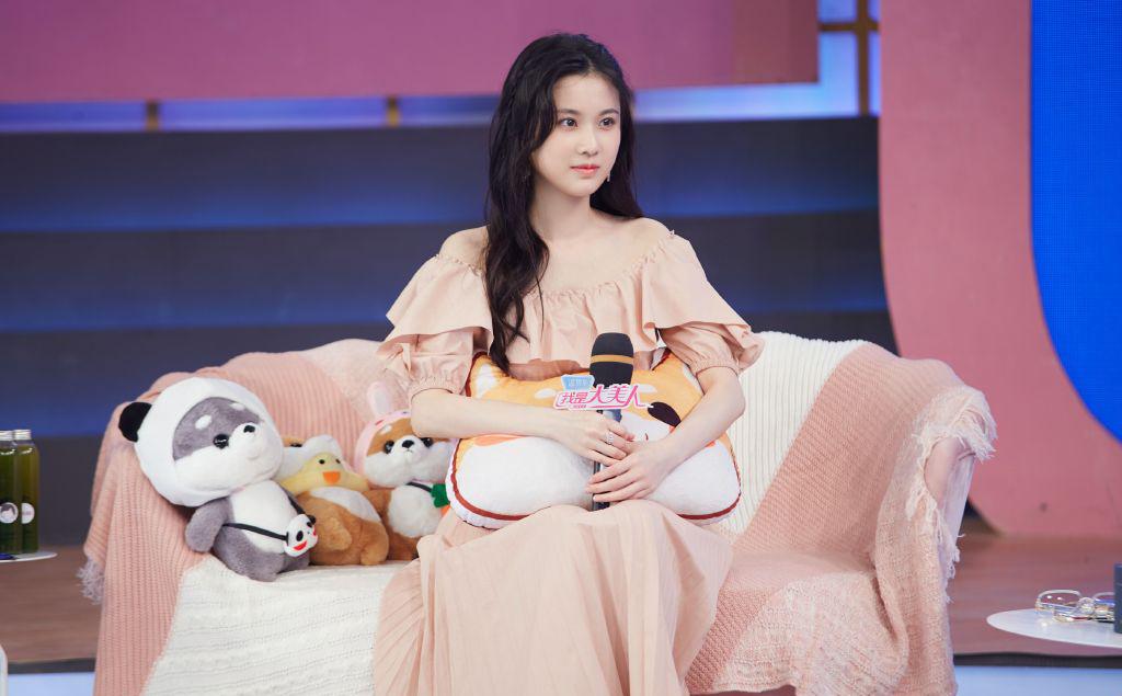 张慧雯穿白色长裙出席发布会,张慧雯穿吊带裙出席活动