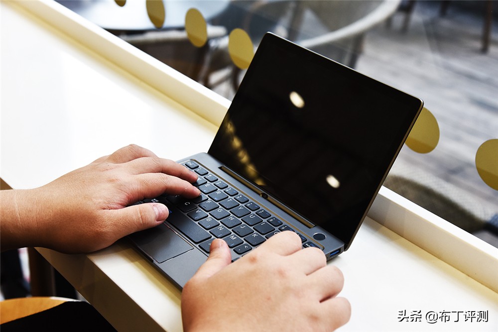 小巧轻薄易携带，更适合移动办公的掌上笔记本电脑