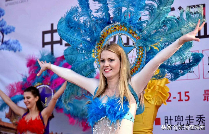 美女红酒肚兜秀，最美中国风，寒冬中华郡嗨翻天