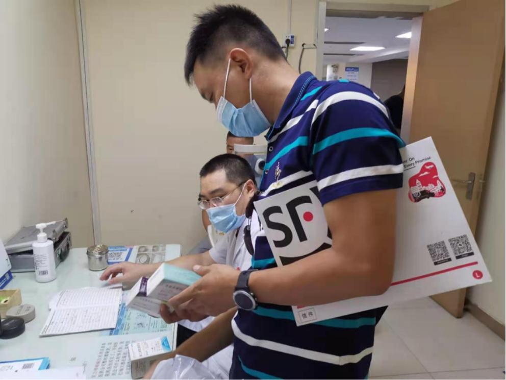 眼睛被指甲戳伤留下红印怎么处理,眼睛被指甲戳出血了怎么快速治疗