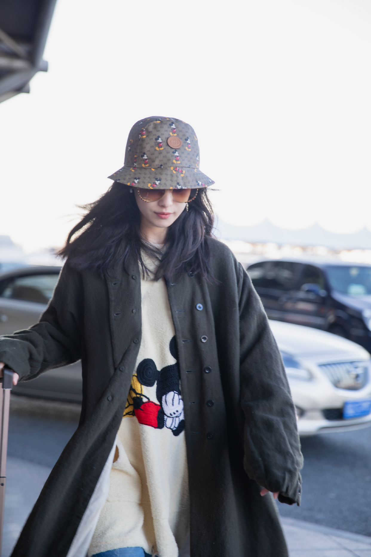 倪妮有种随性大气的美,倪妮黑色西装配什么鞋子