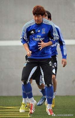 亚洲球王恶意蹬踏染红，除禁赛难逃父亲责罚，因为人性比足球重要