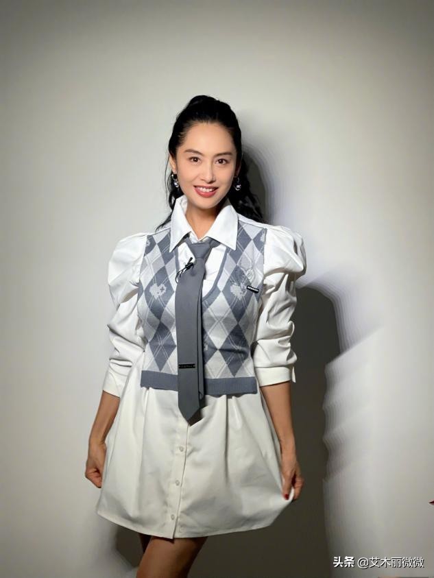 朱茵短发造型御姐范十足,朱茵穿黑色高垫肩流苏裙知性优雅