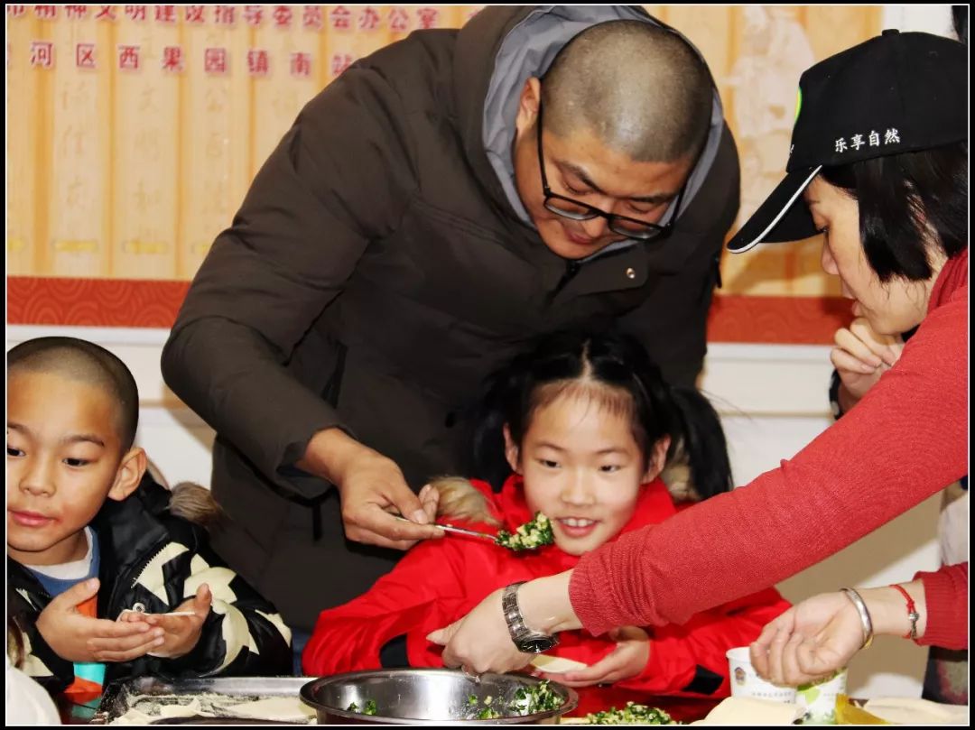 为社区留守儿童辅导功课,心系留守儿童关爱他们成长