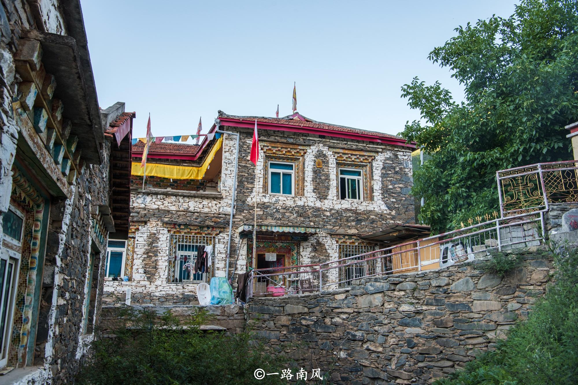 地震震不倒的比萨斜塔,比萨斜塔历经地震不倒之谜