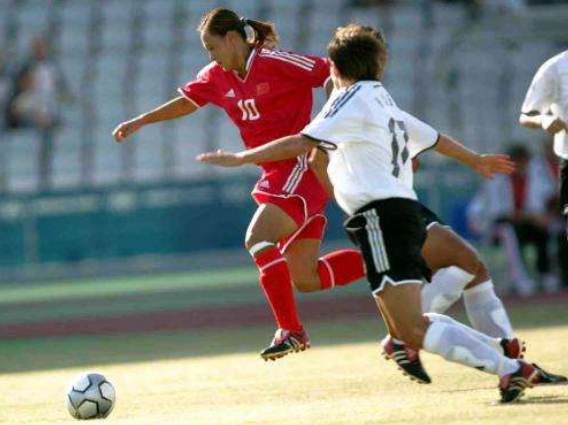 中国女足脱球衣庆祝动作,中国女足秀腹肌白斩鸡