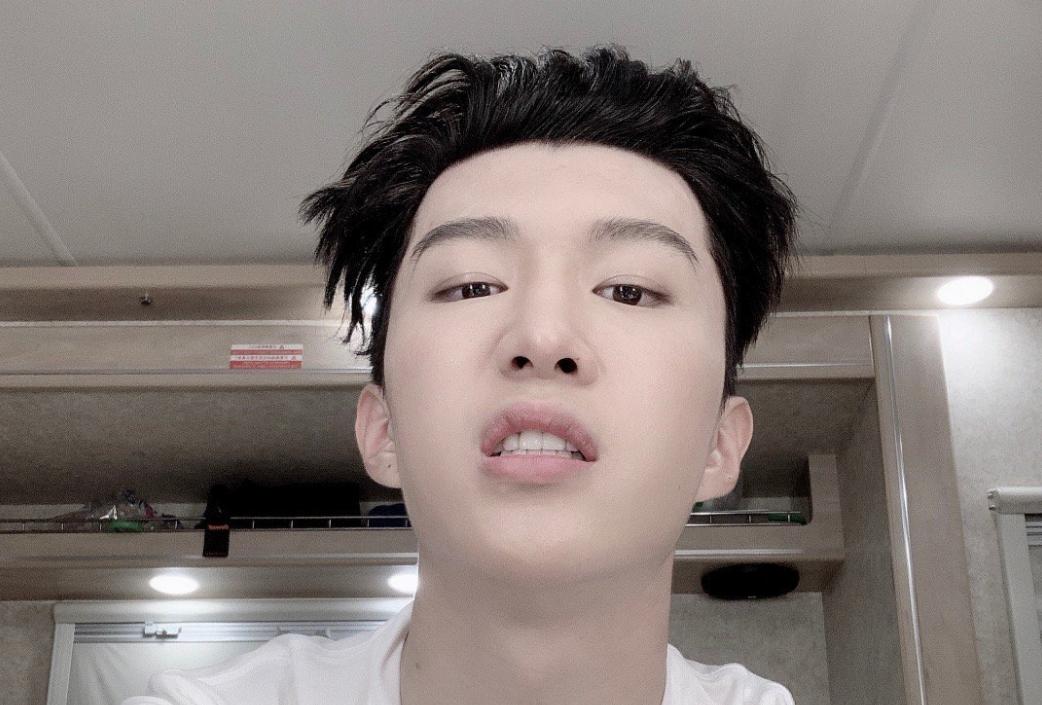 男生敷面膜似兵马俑,男生敷面膜室友乐翻称像兵马俑