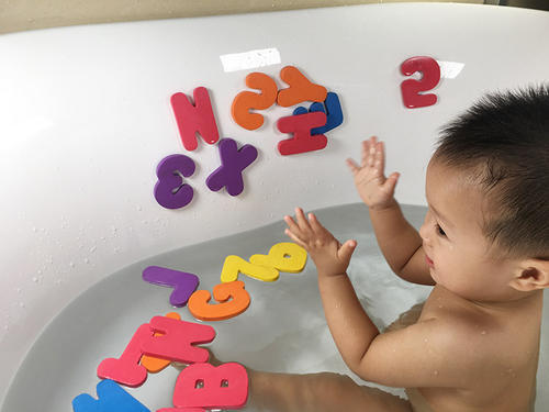 宝宝突然一洗澡就哭是怎么回事,宝宝洗澡哭得可伤心了