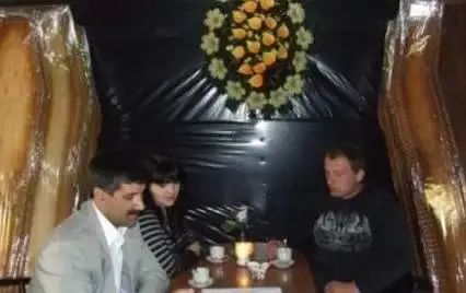 套套餐具、半裸服务……餐厅的“软色情”你能接受吗？