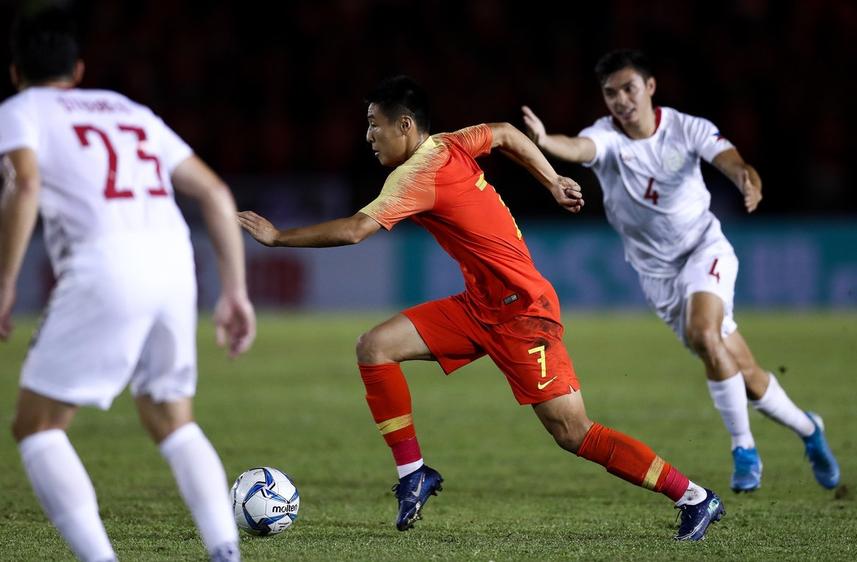 中国足球出线形势分析战平泰国,中国男足被对手球门线戏耍头球