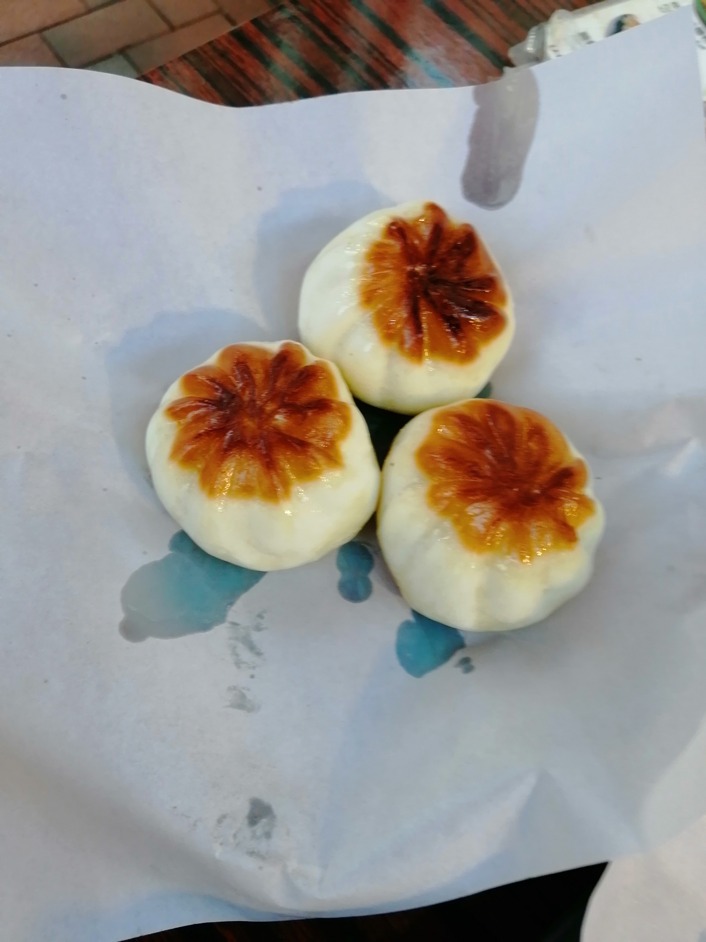 七月初香港游初印象-钓鱼的老人、性感的西方女游客、绘画的小孩