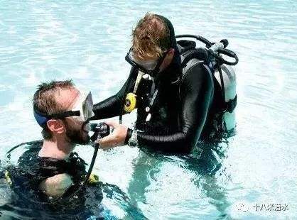 尼克胡哲：没有四肢的演说家，曾三次自杀，今有四子，娶得美妻