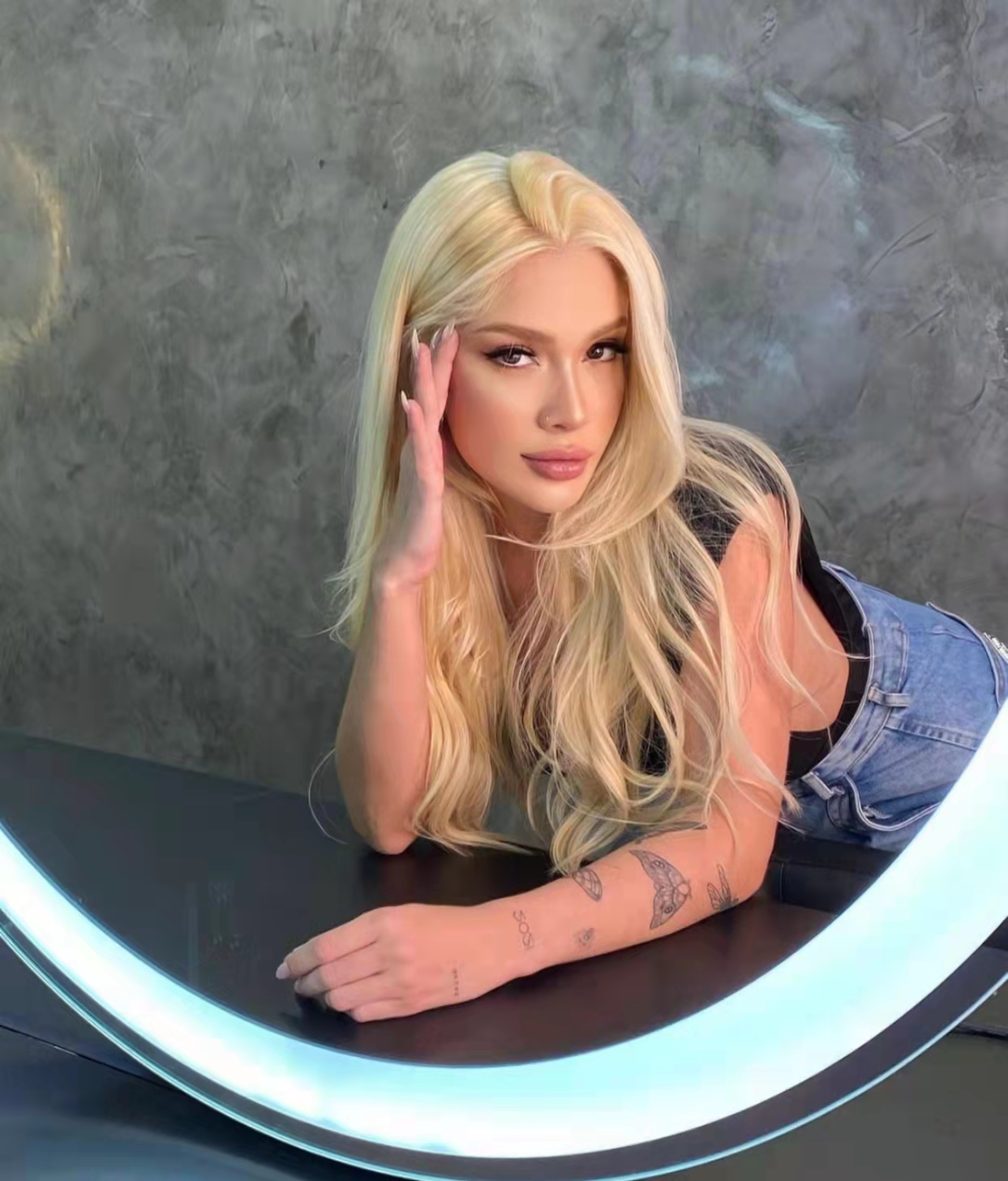 超敢说!皇马中卫性感女友直播吐真言,称不是球员们的战利品