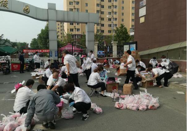 向抗疫一线人员致敬感人视频,向坚守在抗疫一线的物业人致敬