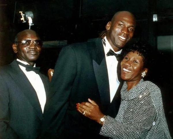 基因突变?比父母高出一个头!博班比父亲高49cm,书豪爸妈1米68