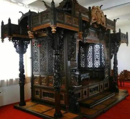 清朝3吨重龙床,福建收藏家收藏清宫龙床照片