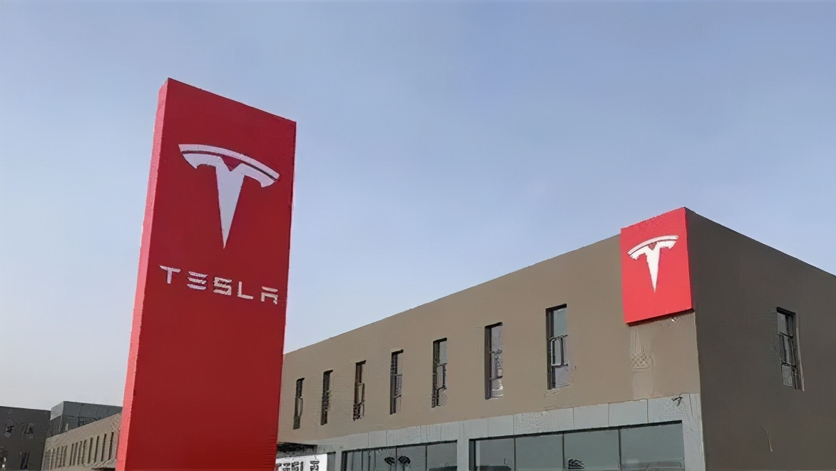 实地探访：华为卖车第一天，体验店变4S店