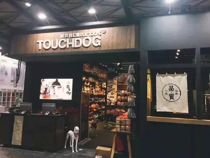 做了15年宠物服饰,这次我们做了个萌宠试衣间|它它李伟波