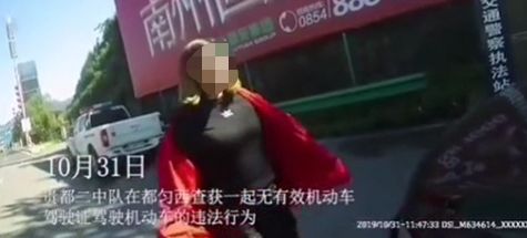 女子情绪失控开车撞警察,女子情绪失控驾车撞人