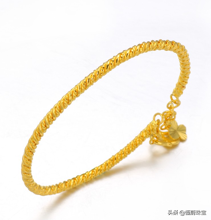 周大福黄金手镯很贵吗？巧妙利用这2招，一个手镯轻松省1500元