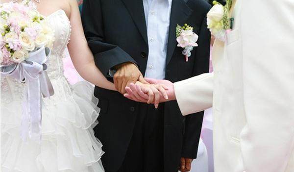 男方到女方家订婚女方应准备什么,订婚男方应该给女方准备几身衣服